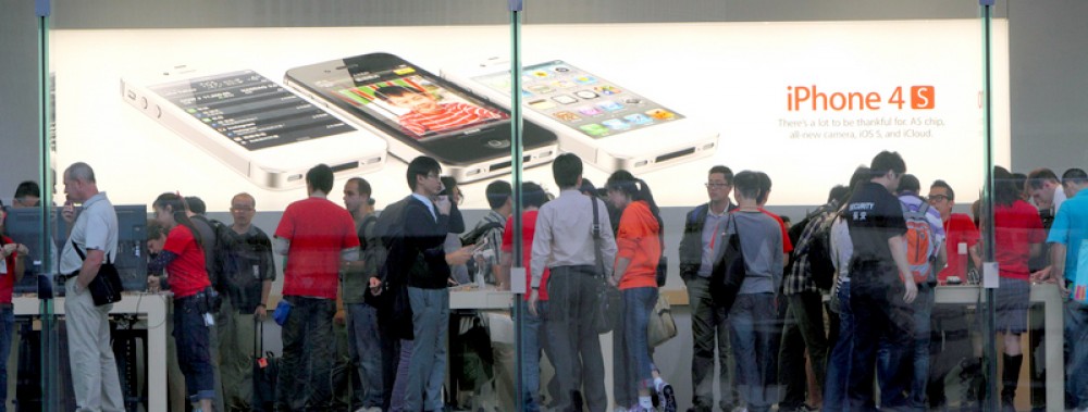 Apple Store Crowd